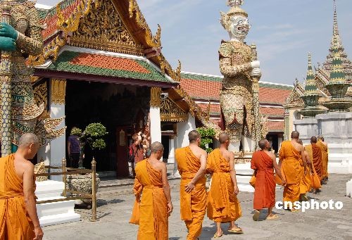 多名和尚到泰国曼谷著名景点大皇宫参观