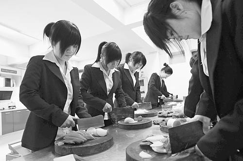 湖南某翻译学院的30名女应届毕业生接受家政公司培训