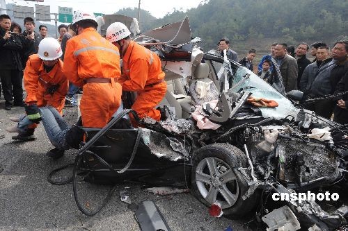 图:贵阳发生交通事故 轿车跨栏一死一伤