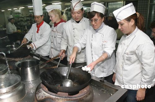 图:老外在中国学烧中国菜