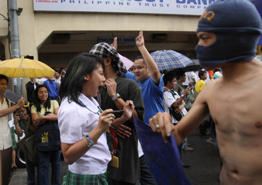 菲律宾高校男生以裸奔方式抗议学费高涨(图)