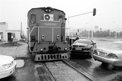 图文:沌口一铁路道口事故频发