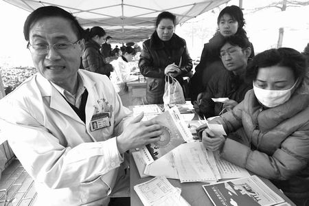 在"世界肾脏病日"的义诊上,河南省医学会肾脏病分会主任委员刘章锁说