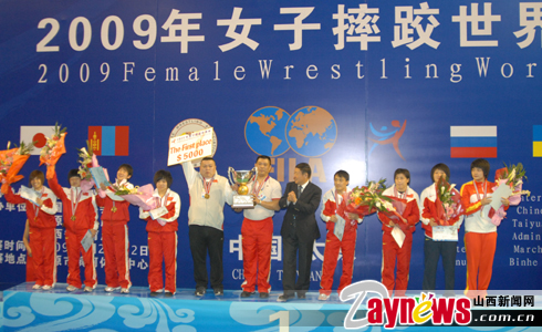 2009年女子摔跤世界杯中国队夺冠(图)
