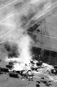 联邦快递货机冲出跑道爆炸起火