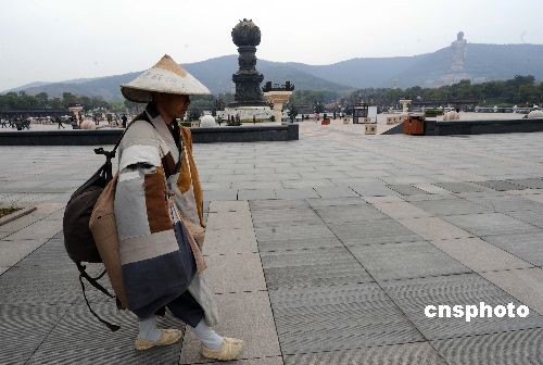 图:安徽“苦行僧”江苏灵山拜佛_新闻中心_新浪网