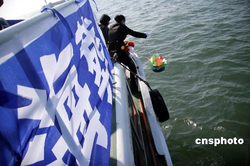 图:辽宁省举行09年首次海葬