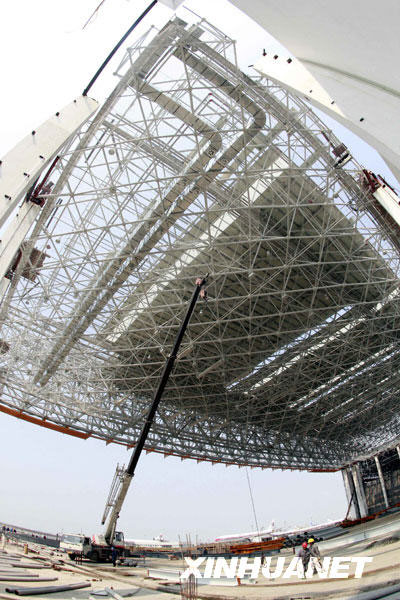 上海浦东机场飞机大修机库钢结构顶完成整体提