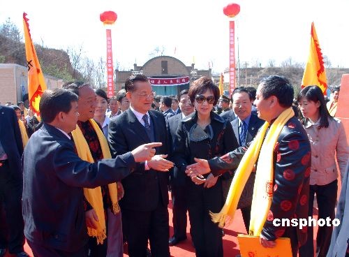 图:连战在山西襄垣县连氏祖祠祭拜先祖