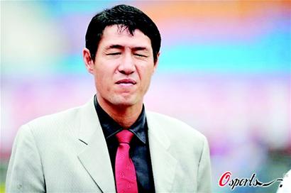 球迷吼黎兵下课