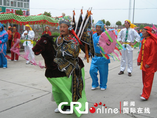 农民文化节时了解到,一些在民间流传多年的自娱自乐活动如"骑犟驴"