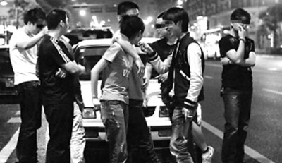 网民人肉搜索杭州飙车族