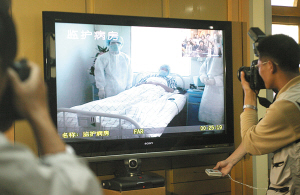 5月13日,在济南市传染病医院,患者通过监护病