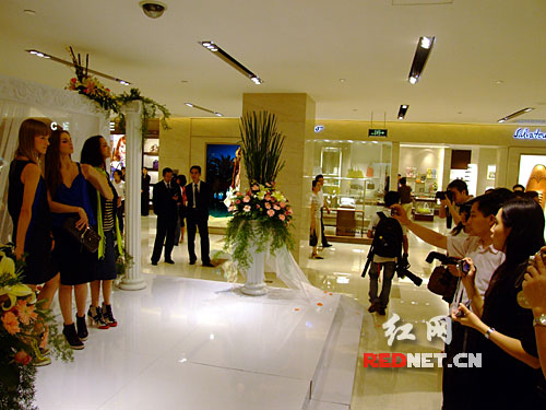 美美长沙开业吴佩慈熊黛林与<em>欧美</em>名模PK<em>美色</em>