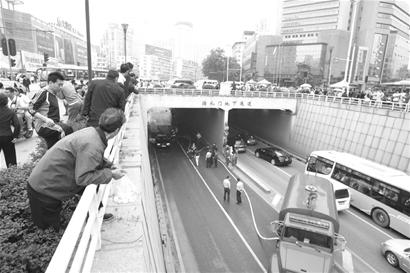 图文:循礼门地下通道一度中断