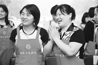图文:宜昌进京家政服务员接受培训