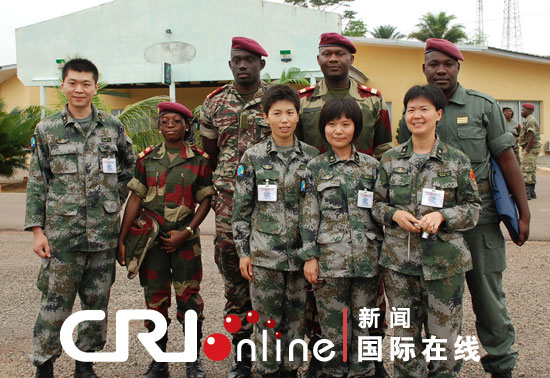 "人道主义医疗救援联合行动中方参训分队部分医护人员与加蓬军人合影