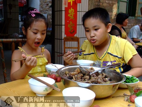 [原创]玉林荔枝狗肉节:市民赤膊喝酒吃肉爽!