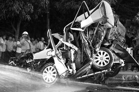 顶班司机发怒闹市狂撞28车 事发惠州,致4死11伤,肇事公交车司机被抓
