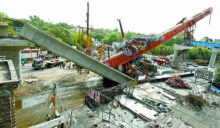 印度铁路高架桥坍塌