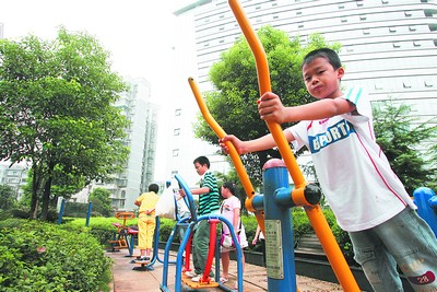 社区健身器材玩时悠着点