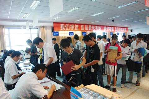 中国水电四局吸收825名应届大中专生加盟