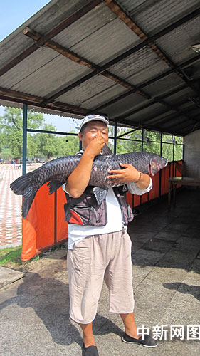 吉林松花湖巨鱼误入鱼塘 钓鱼老者40分钟钓