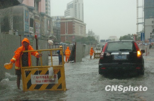 天鹅发余威 广东阳江笼罩暴雨中