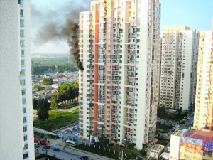 昨晚 驼房营电子城小区高层着火 惊起四邻今晨