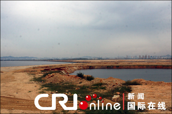 cri外籍记者大连行采访团9月4日前往正在填海作业的小窑湾商务区进行