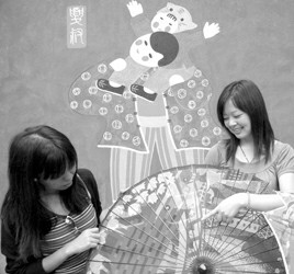 上海金山农民画院的工作人员向日本游客(左)介