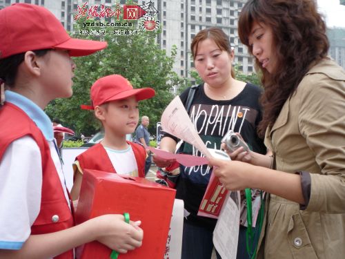 沧州市民街头募捐为坚强女孩安然筹款(多图)