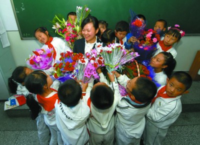 教师节来临之际,不少孩子选择送花表达祝福