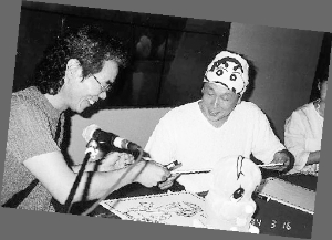 臼井仪人(右)微笑为粉丝签名.