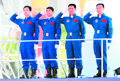 这是航天员费俊龙,聂海胜,刘伯明,景海鹏(从右至左)在"神舟飞天"