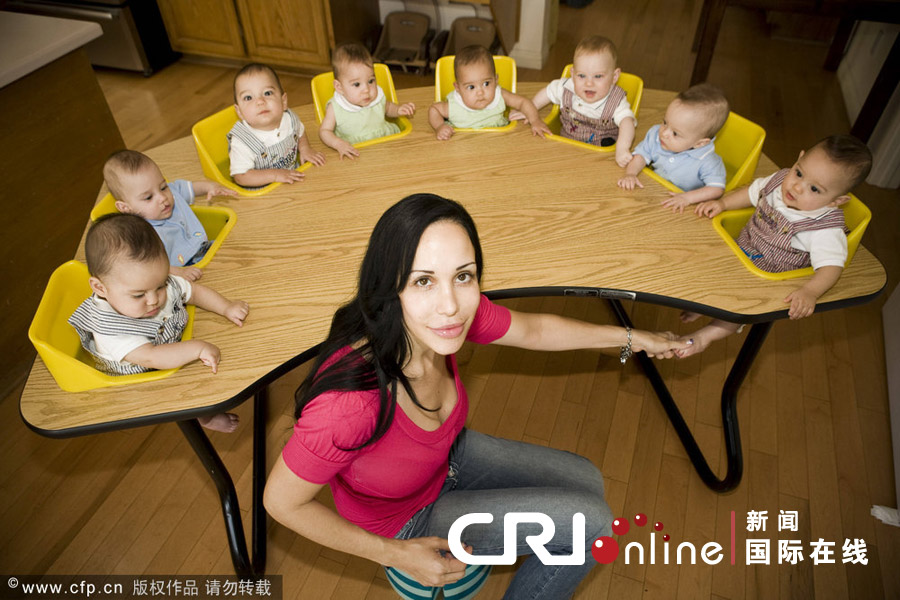 美国八胞胎母亲拿孩子当摇钱树