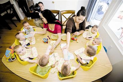 图文:八胞胎孩子当了摇钱树