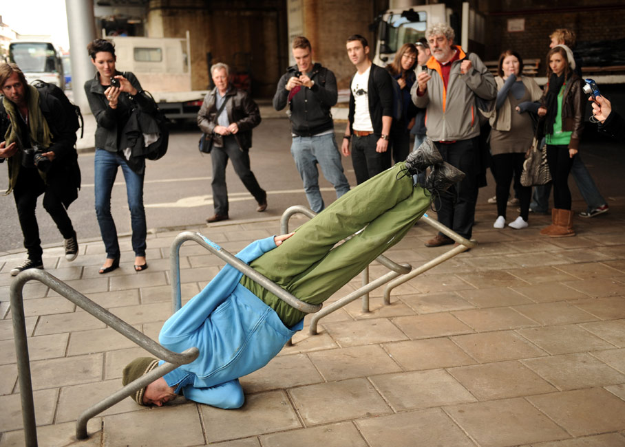 <em>表演</em>者伦敦街头大玩<em>人体</em>行为<em>艺术</em>(高清图)_新