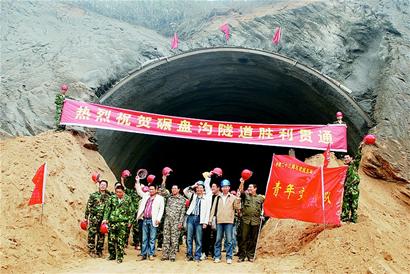 图文:石武大悟段二座隧道胜利贯通