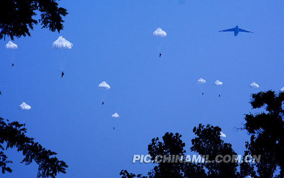 姜帆,郑文浩)正在中原某地指挥"空降机动―2009"的空降兵部队长姚恒斌