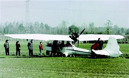 图文:低空飞行发传单 滑翔机坠落麦田