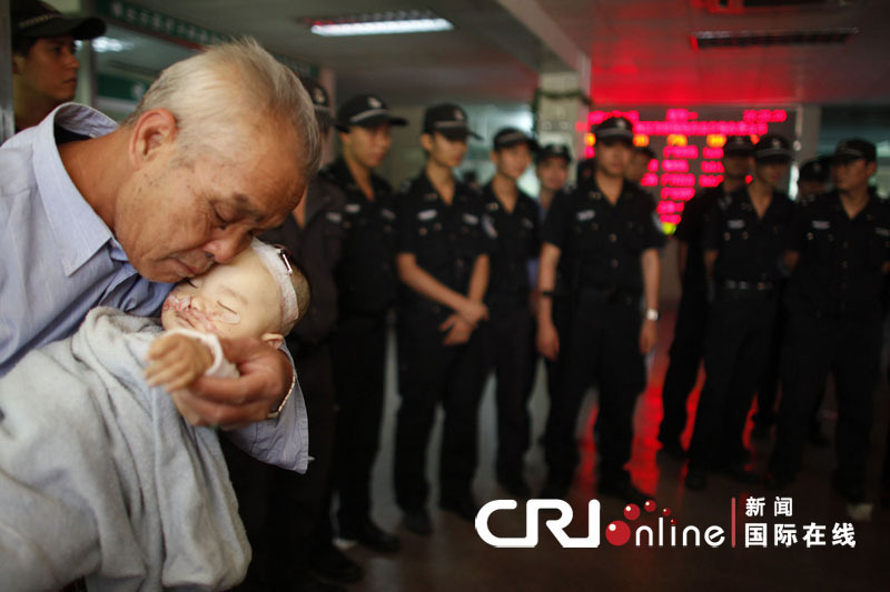 广州男婴输液后死亡 百名亲属围堵医院打砸病