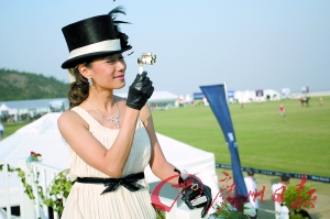 马球场上礼帽风云