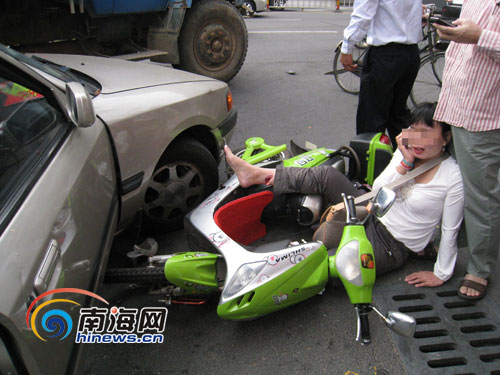 海口白龙南:两车抢道 过路电单车遭殃[组图]