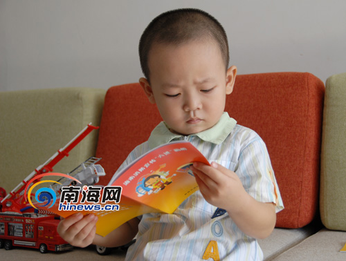 海口一3岁小孩消防知识惊人 被称天生消防员