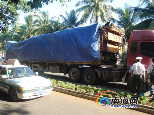 超载大货车司机锁门逃离 交警请锁匠开门扣车