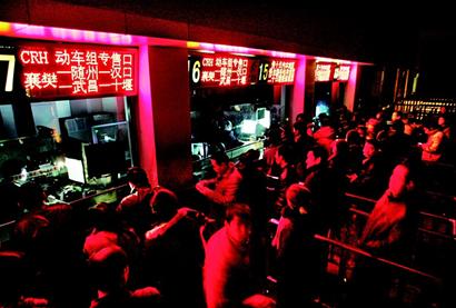 图文:摸黑购票7小时20年来头一回