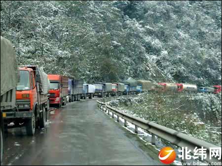 四川雅安积雪成冰 108国道暴堵4天