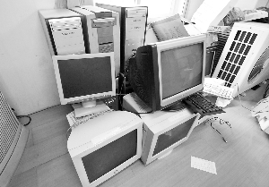没人要,废品收购站论斤回收,城市人为旧电脑处