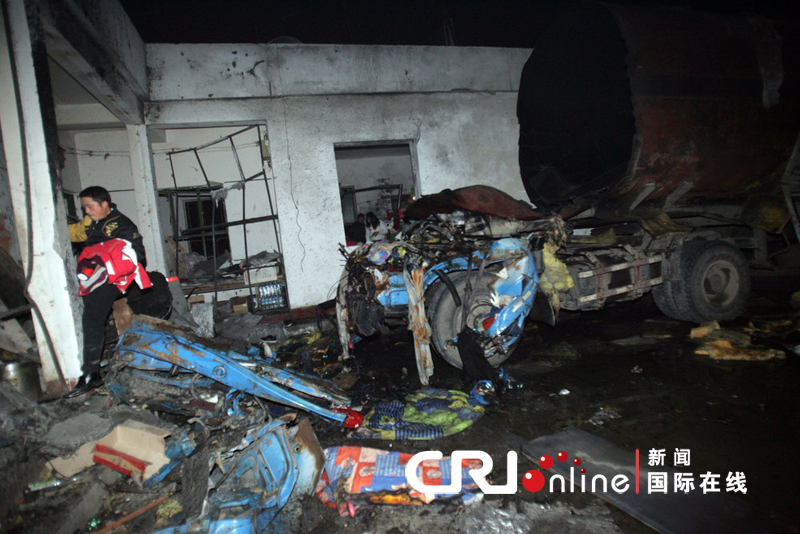 北京油罐车爆炸烧毁相邻两空罐车 致两死两伤